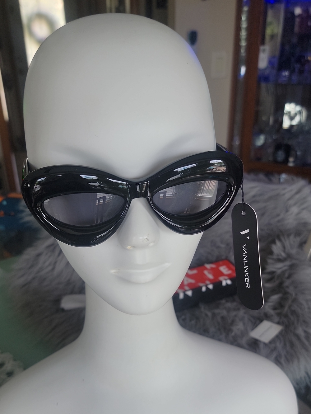 Vanlinker. Black Cat-Eye Sunglasses for Women - Glossy Frame